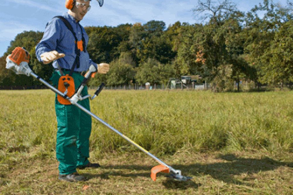 How to Hold and Mow with a Brushcutter for the Best Results