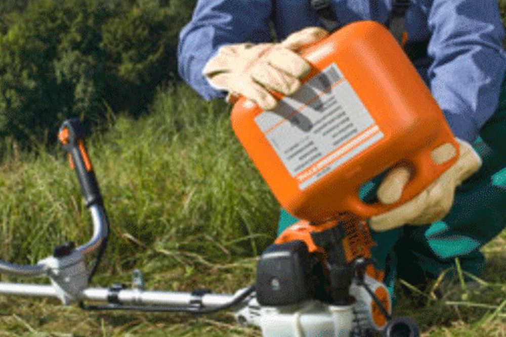 How to fuel a petrol strimmer